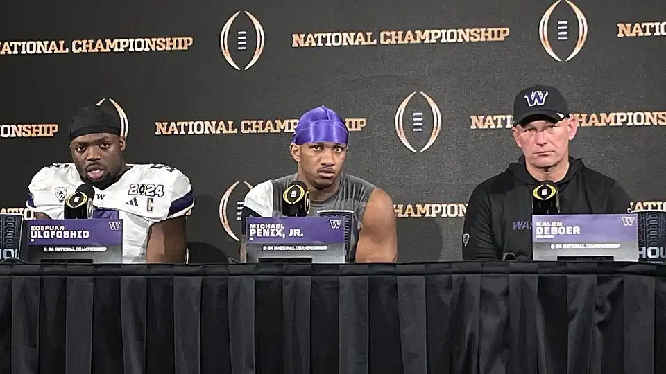 Edefuan Ulofoshio (LB), Michael Penix Jr. (QB), et Kalen DeBoer (entraîneur) de Washington.