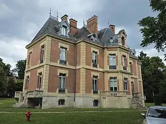 Façade sud-est depuis la cour de la résidence, en juillet 2024.