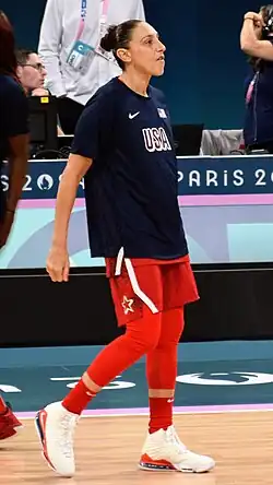  Joueuse, de plein peid et deprofil, regardant vers la droite.