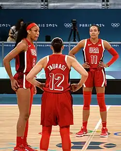 Trois joueuses en tenues, firmant un demi cercle