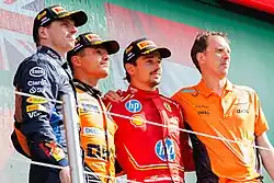 Photo du podium, avec de gauche à droite Max Verstappen, Lando Norris, Charles Leclerc et William Joseph (ingénieur de course McLaren)