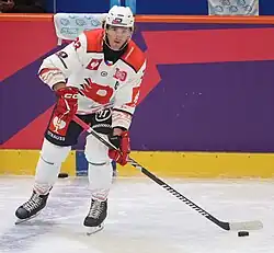 Un barbu souriant répond à un journaliste.