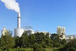 Un paysage industriel avec usine terrils et voie ferrées.