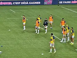 Photographie de plusieurs sportifs masculins avant un match.