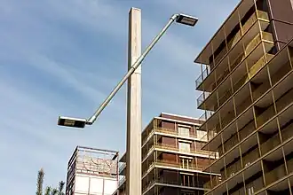 Lampadaire conçu avec une crosse issue du réemploi de structures d'échafaudage.