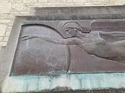 Monument Léopold Roger : détail.