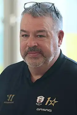 Photo de Stéphane Richer donnant des consignes à ses joueurs