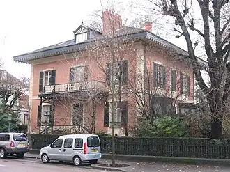 Le chalet de l'empereur depuis le boulevard des États-Unis.