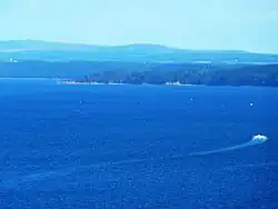 La partie sud de la rade de Brest, Landévennec et le Ménez-Hom vu de la pointe des Espagnols.