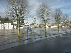 Les inondations du 7 février 2014 à Châteaulin (l'Aulne en crue déborde largement, l'eau recouvrant les quais et inondant le rez-de-chaussée des maisons riveraines) 5