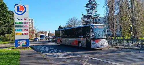 Mercedes-Benz Intouro M de Transdev Vexin à proximité du Centre Leclerc d'Osny sur la ligne 95-50 en direction d'Arronville.