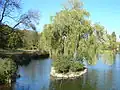 Île artificielle sur l'un des étangs du parc.