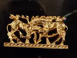 Scène représentant deux chevaux s'affrontant, art scythe, Kazakhstan,XIe&nbsp;– Ier&nbsp;siècle&nbsp;av. J.-C.[évasif].