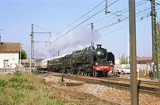 La 230 G 353 passe la gare de Ponthierry - Pringy en octobre 1985.