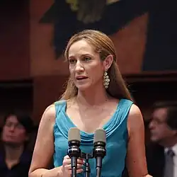 Une femme portant des pendants d'oreille.