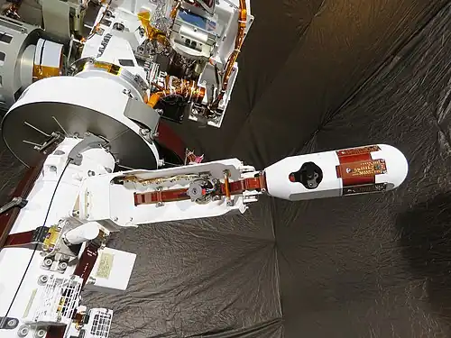 Un des deux capteurs de vent WS (vitesse, direction) fixé sur le mât.