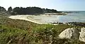 La plage du Dibennou située juste à l'ouest du corps de garde (rive sud de la baie de Tressény).