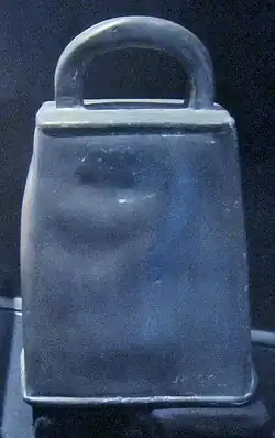 La cloche à main dite de saint Goulven (datant du Haut Moyen-Âge) dans l'église Saint-Goulven de Goulien.