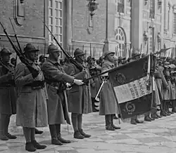 Détachement du régiment avec le drapeau régimentaire, à Versailles en 1928.