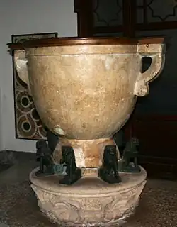 Fonts baptismaux dans la chapelle du Baptistère.