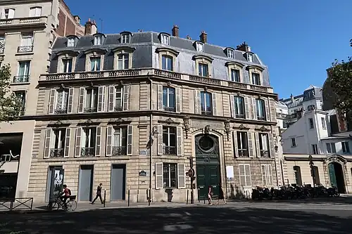 No&nbsp;100, au croisement avec le boulevard Saint-Germain.