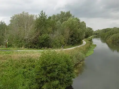 La Somme est bordée par la Véloroute de la vallée de la Somme.