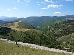 Les Cévennes des serres et valats vues depuis la corniche des Cévennes.