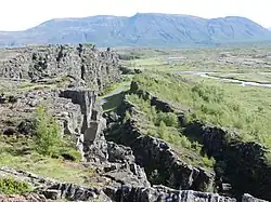 Vue de l'Almannagjá en direction du nord : à droite se trouve le fond du graben des Þingvellir, au centre le Lögberg et au dernier plan l'Ármannsfell.