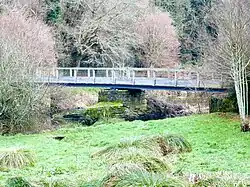 Passerelle franchissant le Scorff juste en aval du site de la motte castrale du Roc'h (en Arzano).