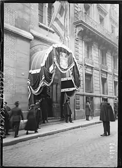 Catafalque dressé au dessus de la porte de la cathédrale grecque en 1920 suite au décès du roi de Grèce Alexandre Ier.