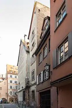 Au bout de la rue des Tonneliers, l'angle du no&nbsp;6.