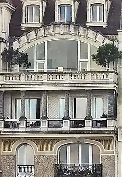 No&nbsp;27 bis : loggia et fenêtre en anse de panier.