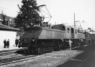 Photographie en noir et blanc de la locomotive vue de trois quarts en gare de Grasse.