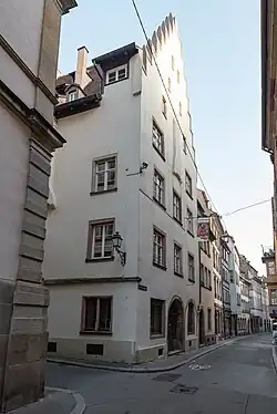 Le no&nbsp;2, à l'angle de la rue de l'Épine.