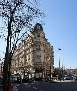 Au croisement avec l'avenue Mozart.