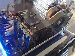 Exemple de Scalable Link Interface (SLI) avec trois cartes (« 3-way SLI »).