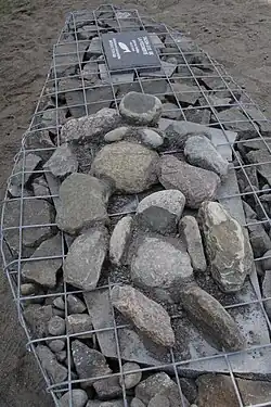 Sur le Tacon Site de la fécondité, une sculpture de pierres des champs représentant une femme enceinte.