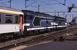 Deux locomotives BB 67400 au départ d'un Clermont-Ferrand – Paris en 1989