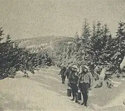 Ravitaillement du 30e&nbsp;bataillon de chasseurs à pied à la tête des Faux en décembre 1914.