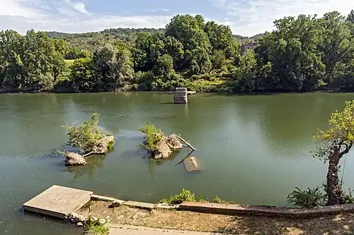 Les piles de l'ancien pont détruit en 1718 et l'emplacement du Bac (1739-1839)