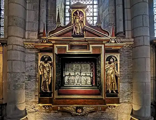 Armoire de la châsse de saint Gilbert.