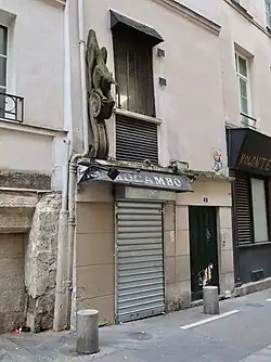 No&nbsp;31 avec son enseigne en bois.}}