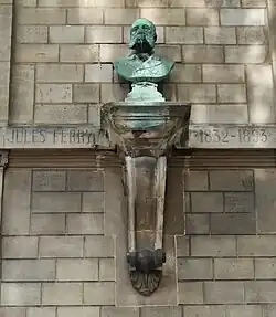 Buste de Jules Ferry au no&nbsp;33 bis.