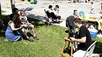 L'artiste Patrick Moisan photographiant une famille du village.