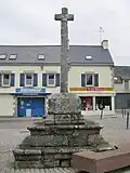 La croix à écots, datant du XVIe&nbsp;siècle, près de l'église paroissiale Sainte-Thumette.