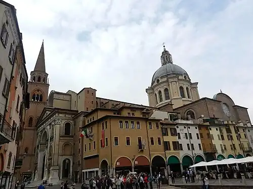 La basilique Saint-André vue de la place.