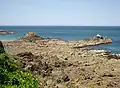Rochers entre la plage de Vilin Izella et celle de Poul Rodou vus depuis le GR 34.
