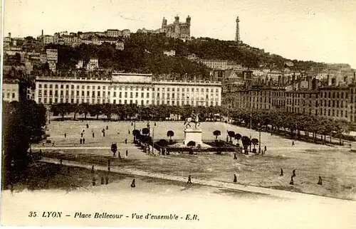 Carte postale de la place Bellecour à la fin du XIXe&nbsp;siècle.