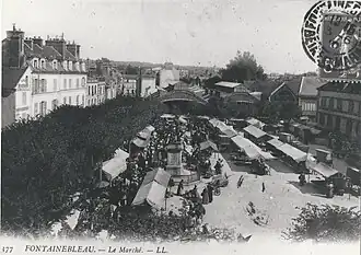Marché sur la place, au tournant du XXe&nbsp;siècle.