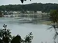 Le hameau de Bélon (en Moëlan-sur-Mer) vu depuis la presqu'ile de confluence entre l'anse de Penmor et la rivière (ria) de Belon (en Riec-sur-Bélon).